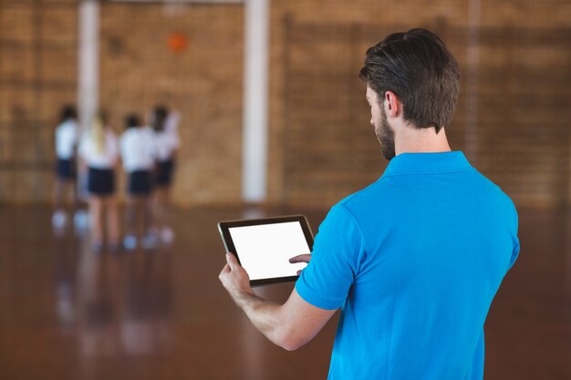 Profesor de deportes con tableta digital