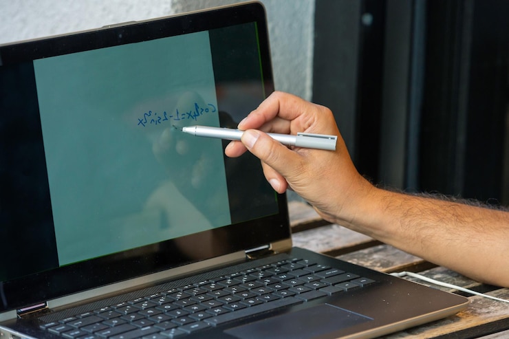 Foto profesor disertando sobre linexa