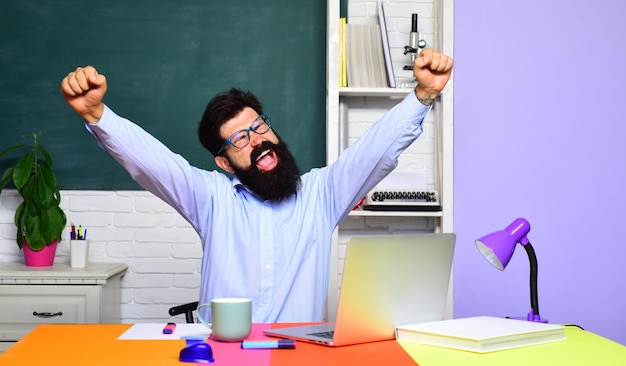 Profesor emocionado en el día del maestro de aula profesor de concepto de aprendizaje y educación de maestro barbudo