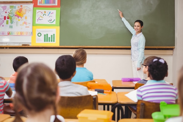 Profesor enseñando una lección en clase