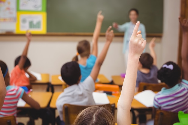 Profesor enseñando una lección en clase