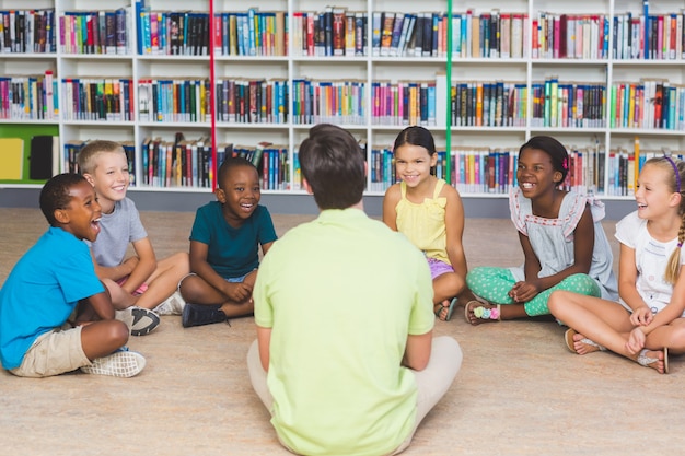 Profesor enseñando a los niños en la biblioteca