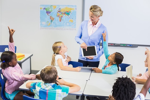 Profesor enseñando a los niños en tableta digital