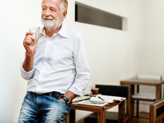 Profesor de enseñanza concepto de beber aula