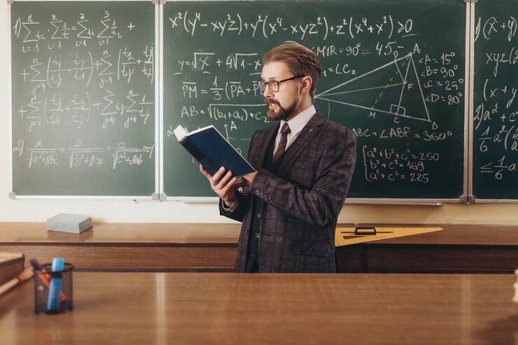 Profesor entusiasta inteligente citando un libro científico