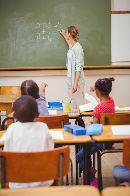 Profesor escribiendo matemáticas a bordo