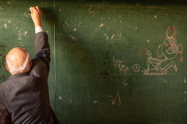 Profesor en la escuela escribiendo en la pizarra imagen divertida