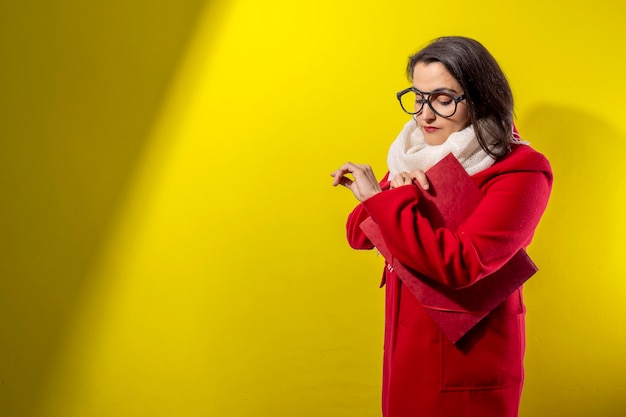 Profesor esperando para comenzar el año escolar fondo amarillo.