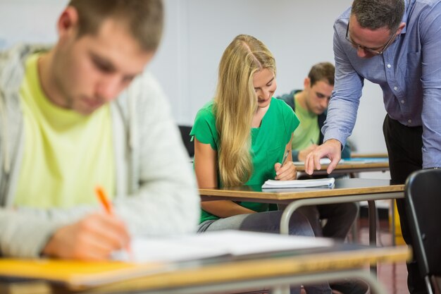 Profesor con estudiantes en el aula