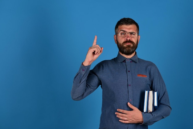 Foto profesor con expresión de confianza en la cara el profesor usa anteojos