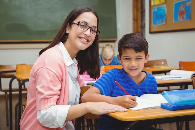 Profesor feliz ayudando a sus estudiantes