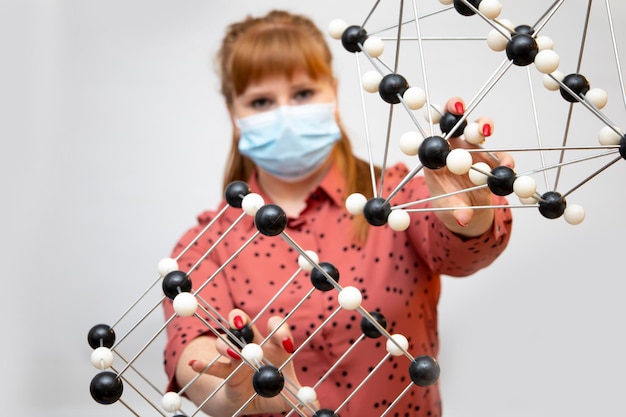 Un profesor de física enmascarado muestra moléculas