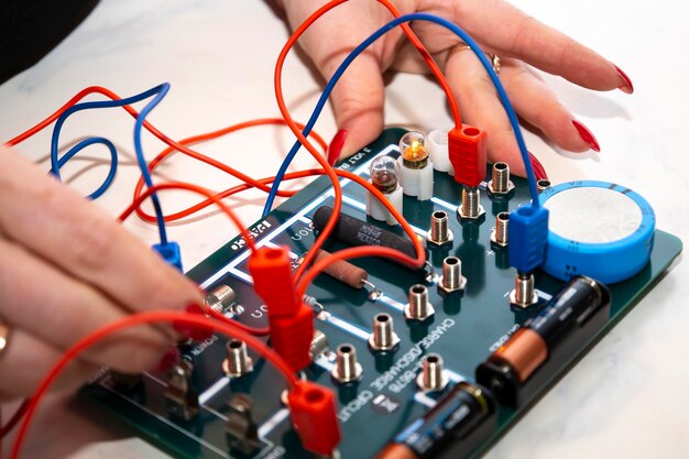 Un profesor de física muestra a los niños cómo montar un circuito eléctrico