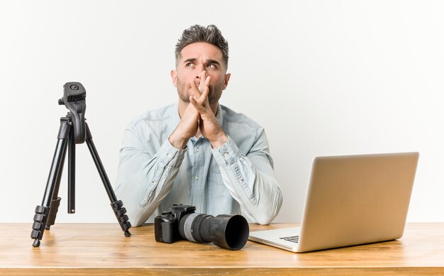 Profesor de fotografía guapo joven haciendo un plan en mente, creando una idea.