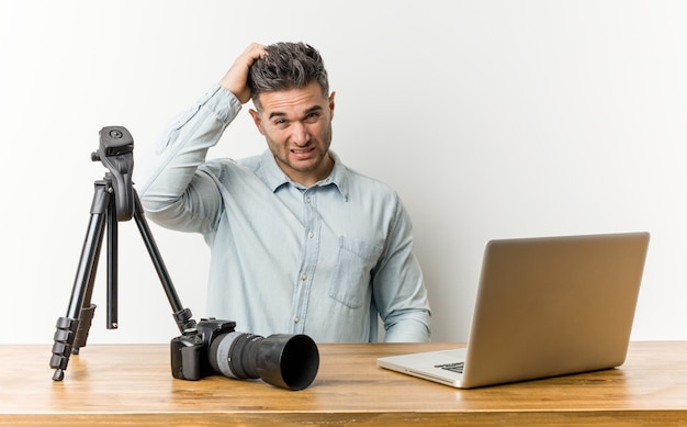 Profesor de fotografía guapo joven se sorprendió