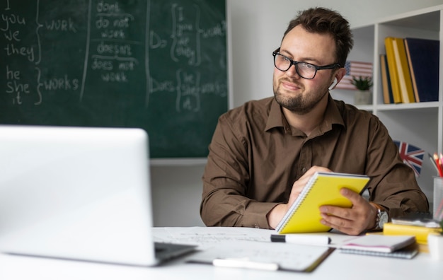 Foto profesor haciendo una lección de inglés online