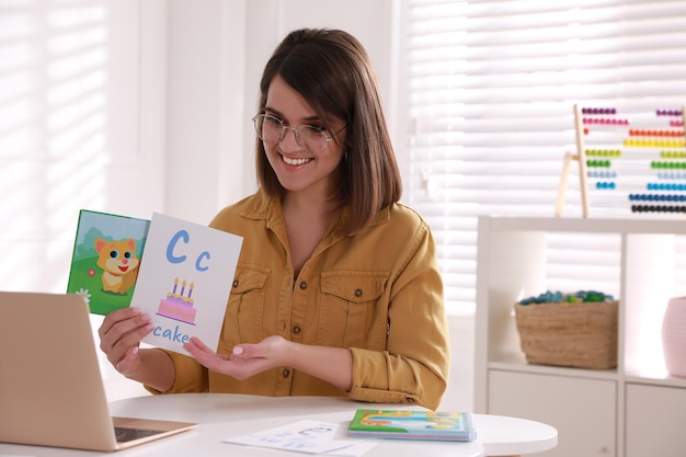 Foto profesor de inglés feliz dando lecciones en línea educación de la primera infancia