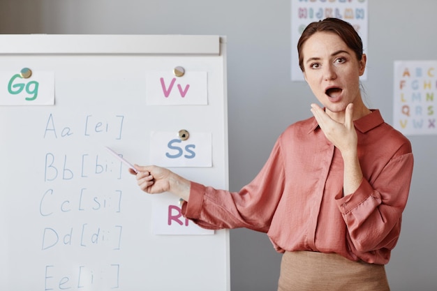 Profesor de ingles trabajando en la escuela