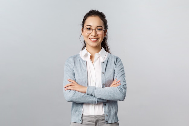 Foto profesor de joven bella mujer posando con gesto