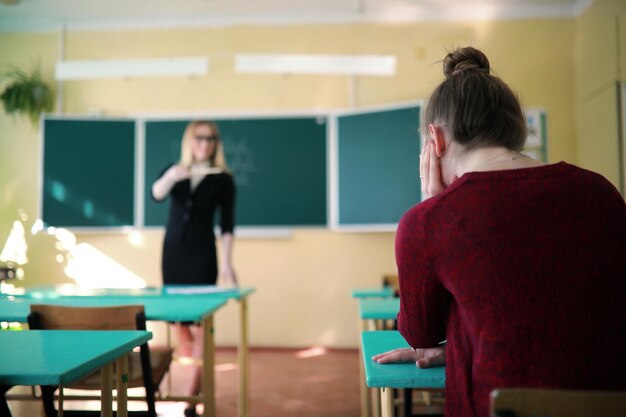 Profesor joven en clase de la escuela