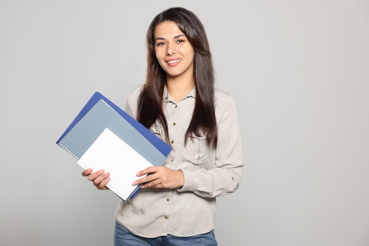 Foto profesor joven feliz con libros sobre fondo gris claro espacio para texto