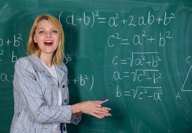 Profesor en la lección de la escuela en la pizarra mujer en el aula Regreso a la escuela Día del maestro Estudio y educación Escuela moderna Día del conocimiento Escuela Educación en el hogar mujer feliz Feliz de graduarse