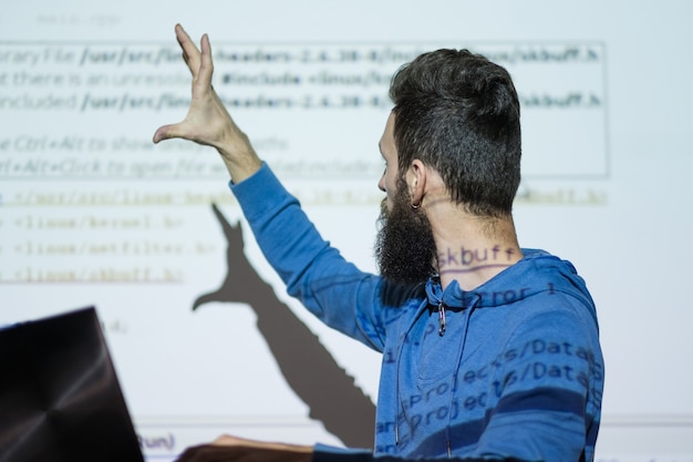 Profesor de lectura de la Universidad impartiendo una conferencia sobre estudios de informática