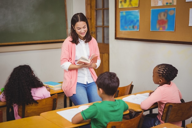 Profesor leyendo en voz alta al aula