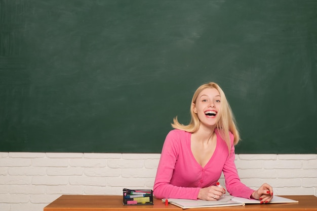 Profesor líder Estudiante estudiando en el aula Profesor moderno hipster enseñando en la escuela Estudiante universitario