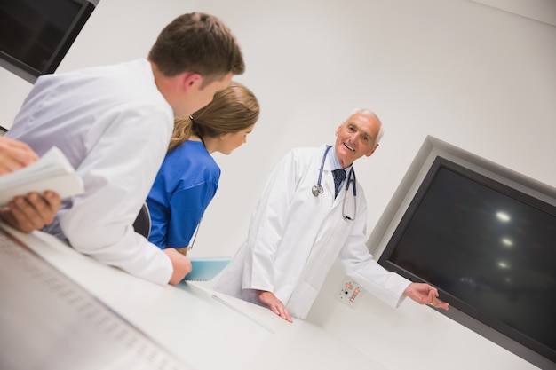 Profesor de medicina enseñando a jóvenes estudiantes