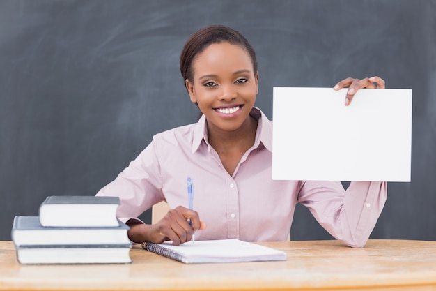 Profesor negro sosteniendo un papel en blanco