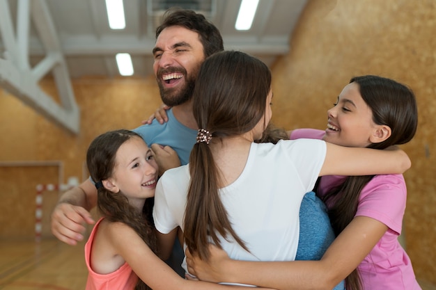 Foto profesor y niños felices de tiro medio