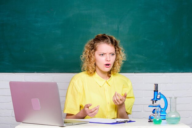 Profesor ocupación estresante Salud mental e influencia del estrés Vida estudiantil estresante Chica emocional con computadora portátil y microscopio trabajando en su propia investigación biología y química Día estresante