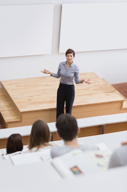 Foto profesor parado mientras habla