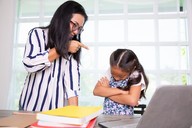 Profesor de regaños y joven estudiante en la clase.