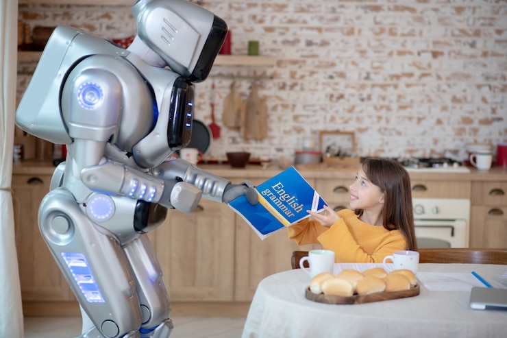 Foto profesor robot mirando atentamente cómo la niña escribe