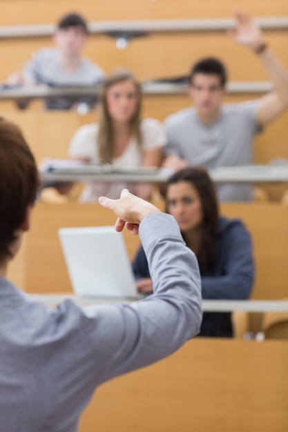 Profesor señalando al hombre