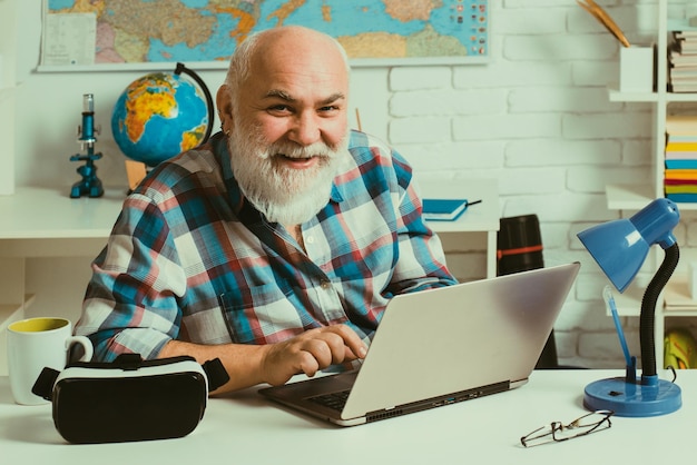 Profesor senior en el aula, un profesor feliz es fácil de aprender, el conocimiento de los profesores siempre ayuda a ser