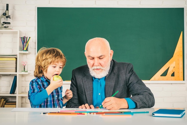 Profesor senior en el aula con profesor de niños de escuela primaria y alumno en el aula en el eleme