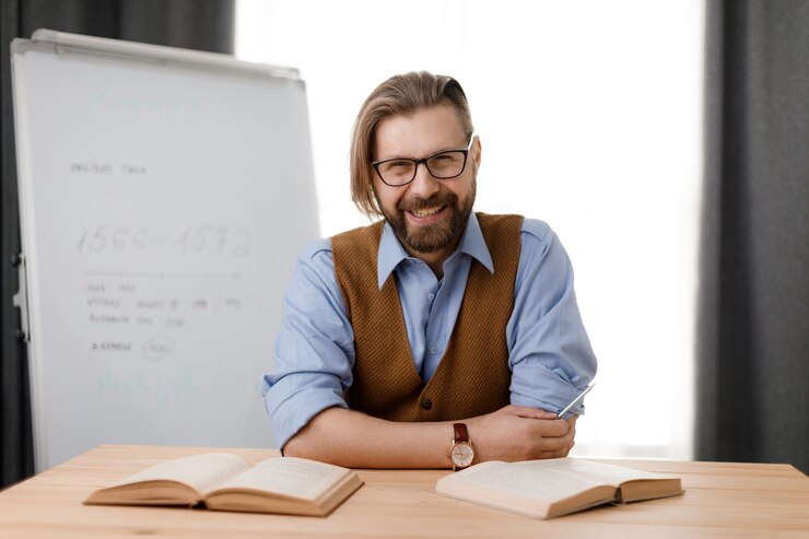 Profesor sonriente durante la conferencia en línea