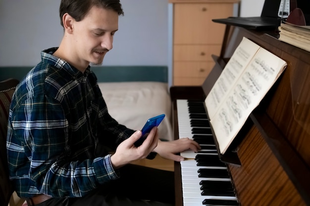 Profesor tocando el piano durante su lección en línea