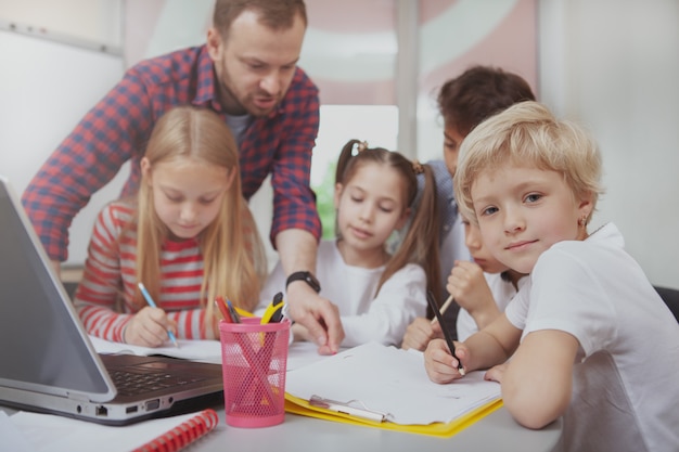 Profesor trabajando con niños en preescolar