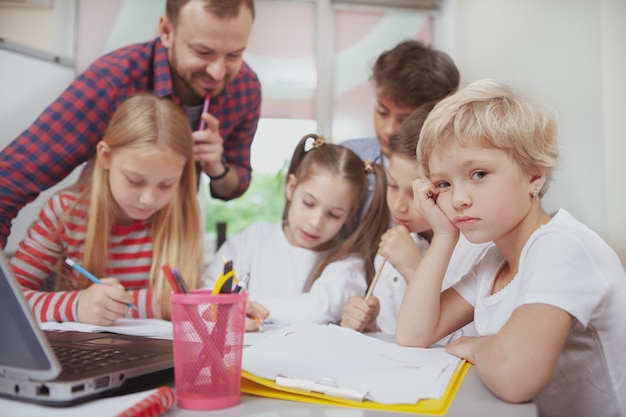 Profesor trabajando con niños en preescolar