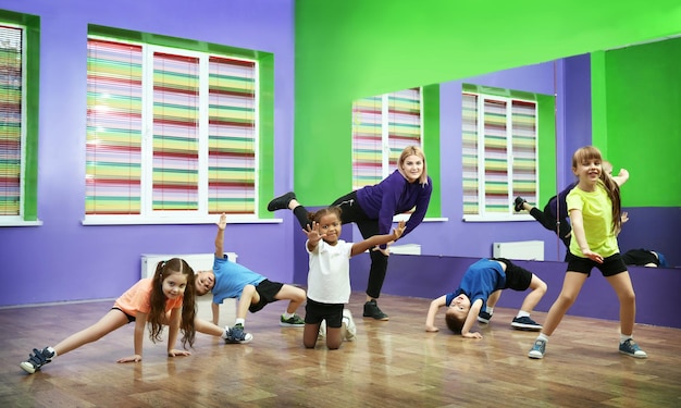 Profesora de baile y niños en clase de coreografía.