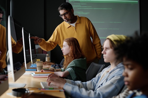 Profesora de ciencias de la computación que trabaja con adolescentes