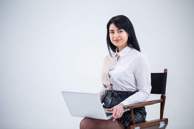 Profesora, empresario está estudiando un nuevo proyecto en una computadora portátil. Concepto de jornada laboral