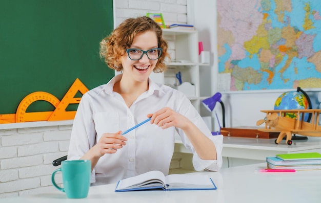 Foto profesora de escuela feliz en el aula concepto de educación y enseñanza