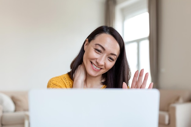 Foto profesora de negocios asiática tutor usar auriculares inalámbricos videoconferencia llamando en computadora portátil hablar por cámara web aprender a enseñar en chat en línea webinar a distancia concepto de enseñanza en línea