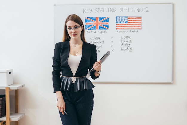 Profesora posando escuela de inglés.