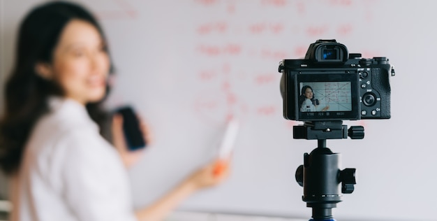 Profesoras asiáticas están grabando lecciones para el trabajo de enseñanza en línea